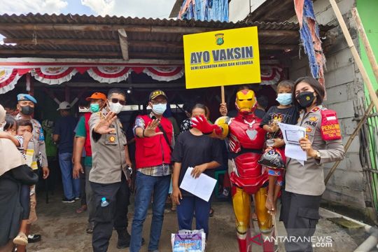 Polisi "superhero" ajak anak usia 6-11 tahun untuk vaksin di Jakarta