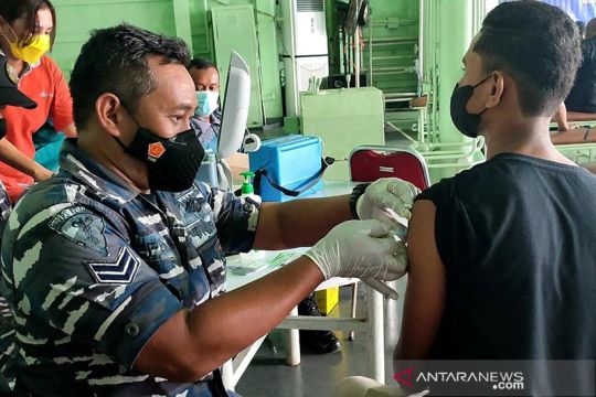 Giliran masyarakat maritim Ende-NTT terima serbuan vaksinasi TNI AL