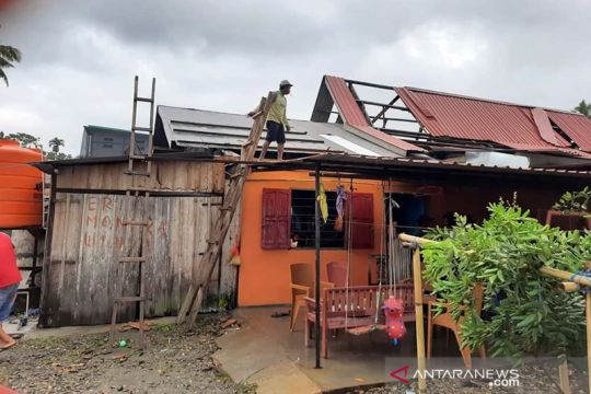 Puting beliung menyebabkan 45 rumah warga rusak di Luwu