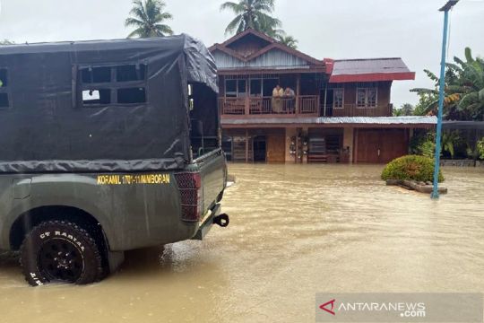 Personel Kodim Jayapura bantu evakuasi korban banjir di Nimbokrang