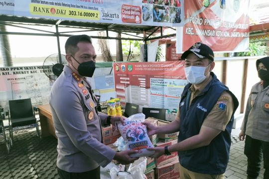 Polrestro Jakbar beri bantuan pangan ke warga yang diisolasi di Krukut