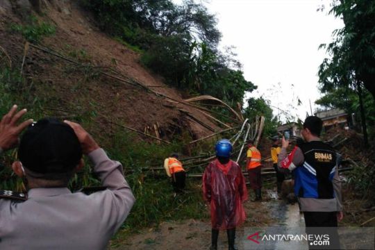 Jalan menuju wilayah selatan Cianjur untuk keenam kalinya terputus