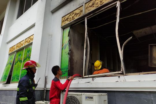 Gedung DPRD Batam terbakar Page 3 Small