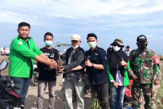 Aktivis lingkungan UNM libatkan masyarakat pesisir tanam pohon