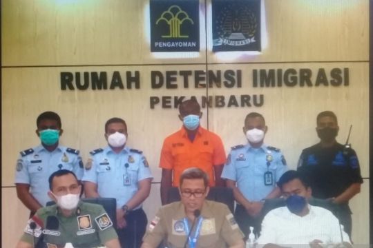 Kanwil Kemenkumham Riau mendeportasi seorang warga Nigeria ke Malaysia