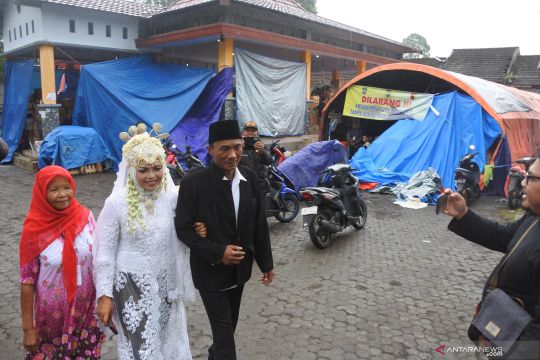 Pasangan penyintas erupsi Gunung Semeru menikah di pengungsian