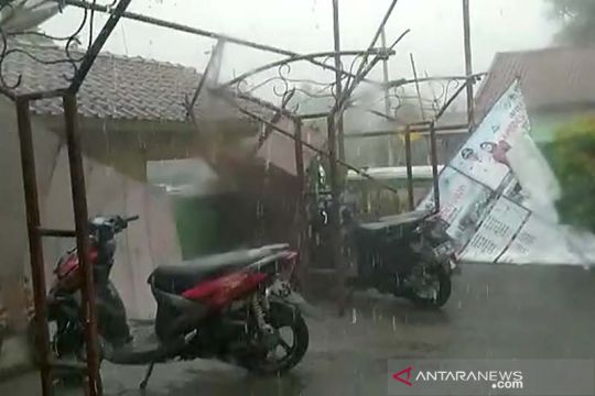 BMKG: Hujan lebat disertai angin kencang berpotensi di Jateng
