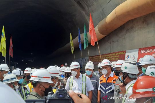 Luhut tinjau pengerjaan terowongan proyek kereta cepat di Purwakarta