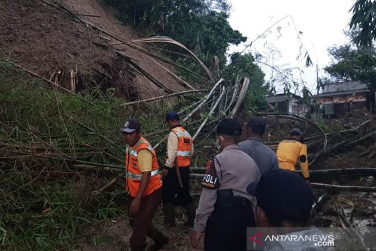 Petugas tutup jalur menuju selatan Cianjur karena kembali longsor