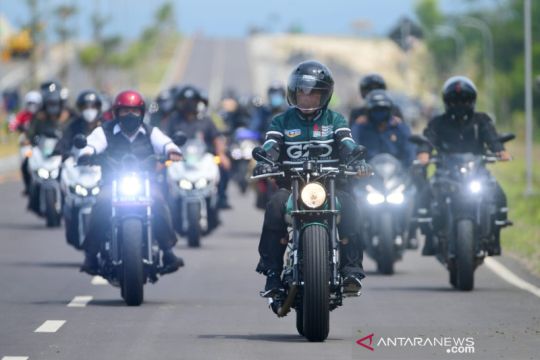 Kemarin, Jokowi kendarai motor ke Mandalika hingga persiapan haji