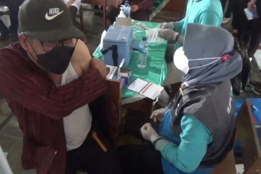Ratusan guru di Trenggalek ikuti vaksinasi penguat menjelang PTM penuh