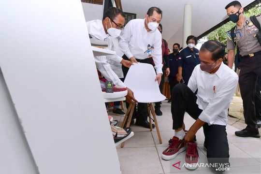 Presiden Jokowi dan Iriana beli produk UMKM di Bazaar Mandalika