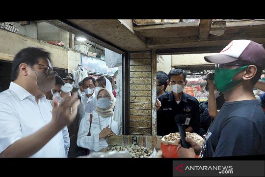 Menko Airlangga pantau harga minyak goreng di Pasar Wonokromo