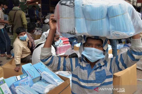 Pedagang berjualan masker di tengah lonjakan kasus baru COVID-19 di Bangladesh