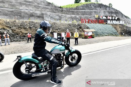 Naik motor, Presiden Joko Widodo jajal jalan Bypass - Mandalika