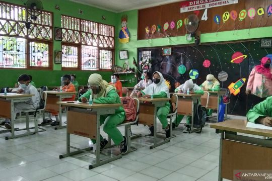 Guru positif COVID-19, PTM dua sekolah di Tanjung Duren dihentikan
