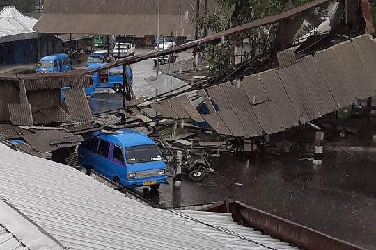 Hujan deras, atap bangunan Terminal Arjosari-Malang ambruk