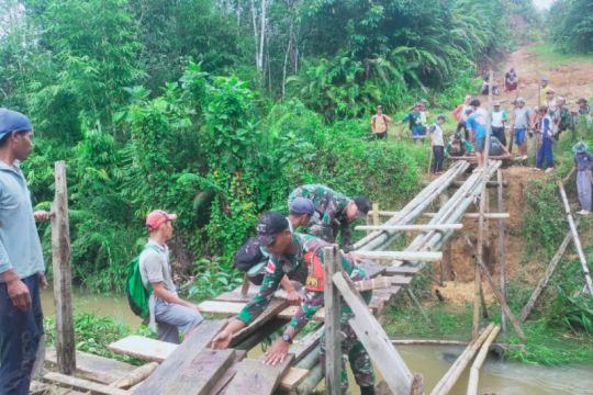 Satgas Pamtas bantu perbaiki jembatan warga di Perbatasan Kalbar