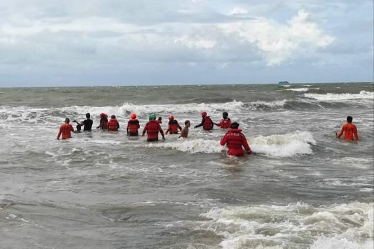 Basarnas evakuasi dua jenazah remaja tenggelam di Pantai Angin Mamiri