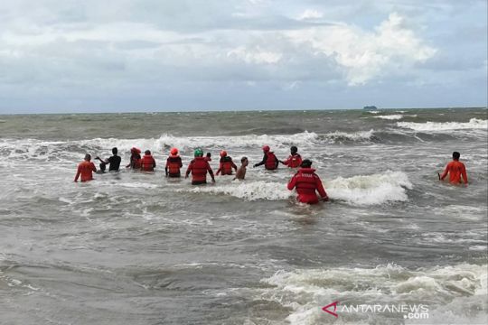 Basarnas evakuasi dua jenazah remaja tenggelam di Pantai Angin Mamiri