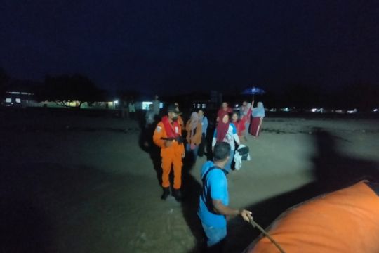 Basarnas selamatkan belasan penumpang kapal hilang di Kepulauan Sula