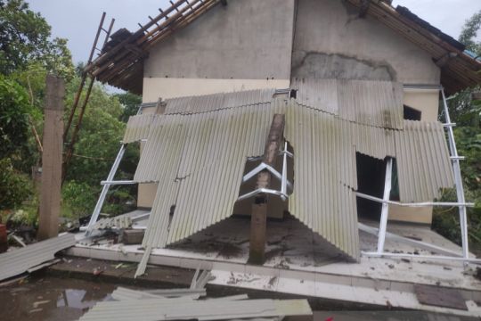 Puluhan rumah rusak diterjang angin kencang di Jember