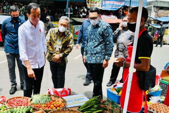 Presiden bagikan bantuan untuk pedagang di Pasar Sederhana Bandung