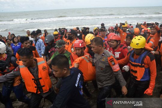Evakuasi jenazah korban tenggelam di Pantai Wisata Anging Mammiri Makassar