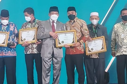 Wali kota Surabaya terima penghargaan Baznas Award 2022