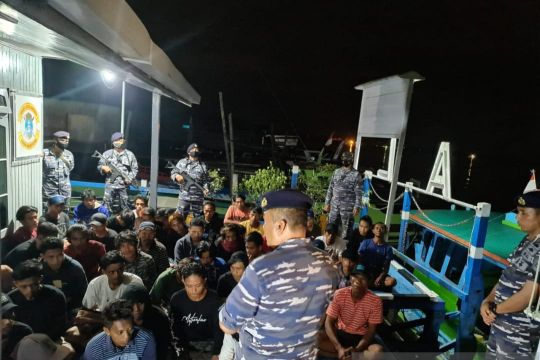 TNI AL tangkap 8 kapal pencuri batu bara