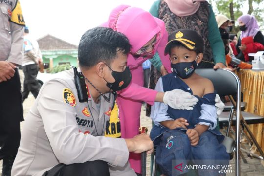 Polres Sukabumi sediakan hadiah hingga badut hibur anak saat divaksin