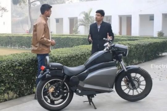 Sepeda motor penjelajah listrik Mazout meluncur di India