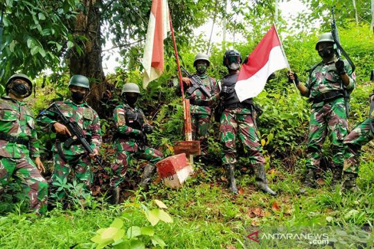 Personel Marinir TNI AL patroli patok perbatasan di Pulau Sebatik