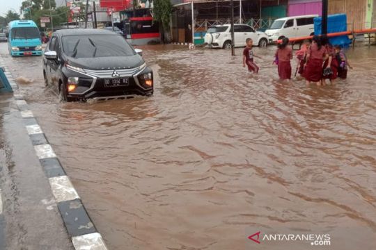 Banjir di jalan poros Makassar-Maros hambat arus lalu lintas