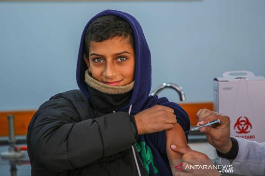 Senyum vaksinasi COVID-19 di wajah anak-anak Palestina