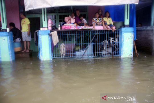 Sungai-irigasi meluap, ribuan rumah di Karawang terendam banjir