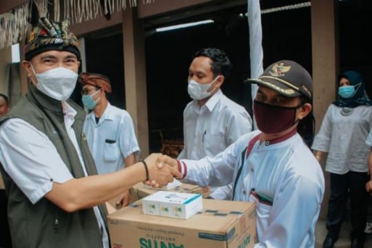 Pelaku pariwisata di Lombok Timur terima hand sanitizer dan thermogun