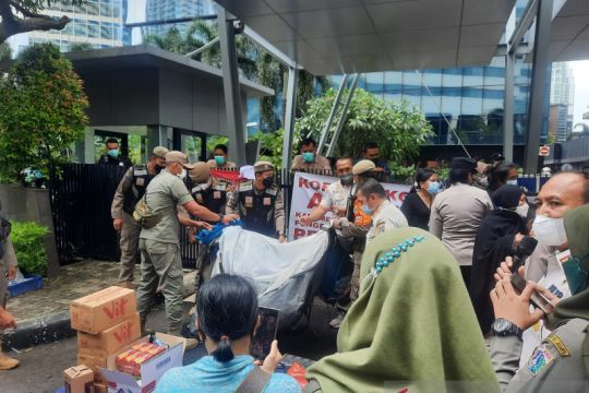 Polisi evakuasi belasan nasabah yang demo tiga hari di Prudential
