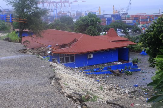Tanah Longsor terjadi di kawasan pelabuhan Tenau Kupang
