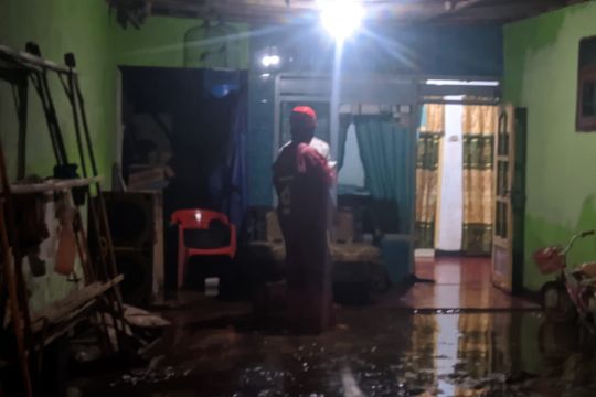 Sejumlah warga Desa Pecoro Jember mengungsi akibat banjir lumpur