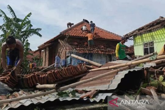 BPBD Karawang laporkan sekitar 100 rumah rusak akibat puting beliung