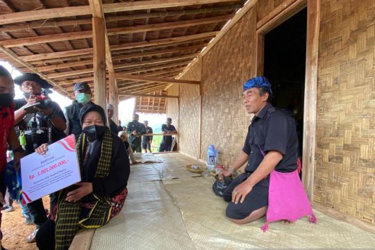 Mensos serahkan bantuan spontan Rp100 juta kepada warga suku Baduy
