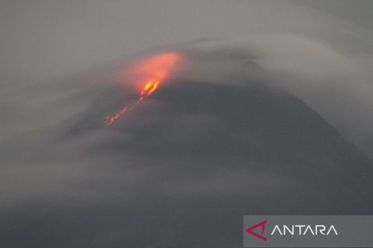 Luncuran lava pijar Gunung Merapi