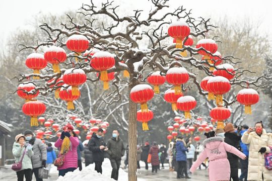 Serunya warga Beijing nikmati pemandangan salju di akhir pekan