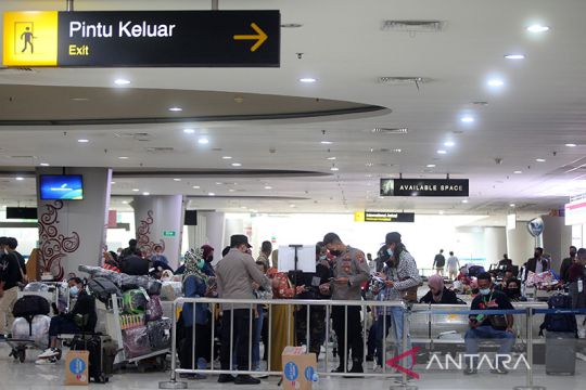 Pekerja yang pulang dari Malaysia dikarantina di Asrama Haji Surabaya