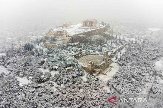 Melihat Kuil Parthenon berselimut salju