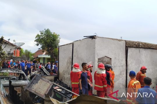 Diduga akibat gas bocor, rumah dan mobil warga Kota Bengkulu terbakar