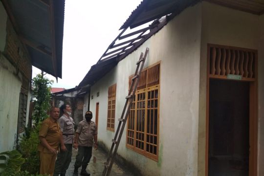 Diterjang puting beliung, dua rumah warga Padang rusak