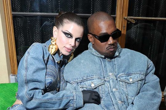 Julia Fox dan Kanye West tampil serba denim di Paris Fashion Week