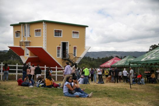 Rumah terbalik resmi dibuka untuk umum di Kolombia